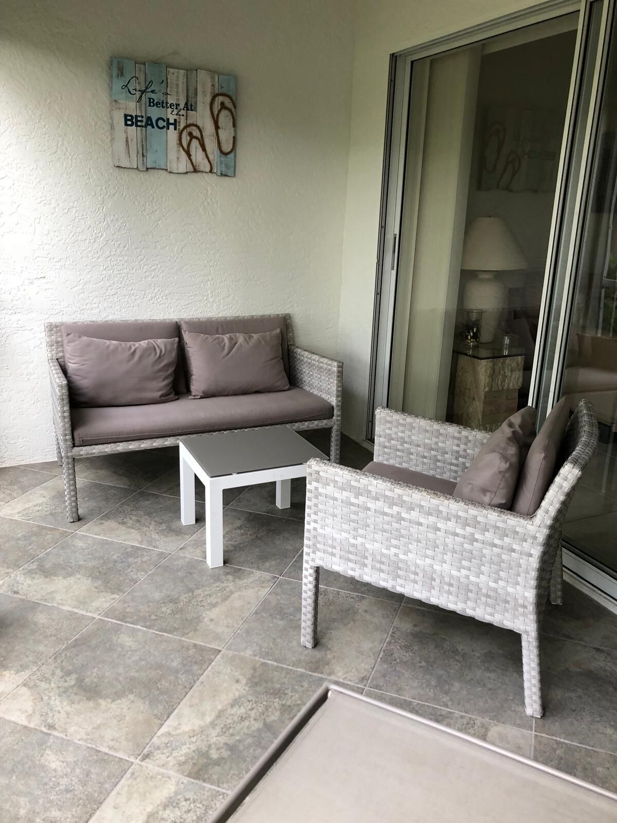 Überdachte Lanai mit Sitzbereich
