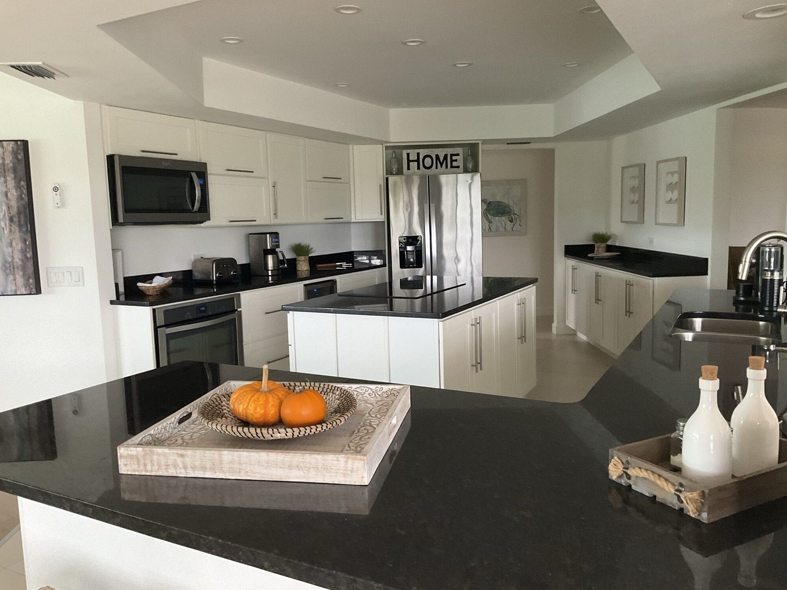 Fully equipped kitchen with cooking island